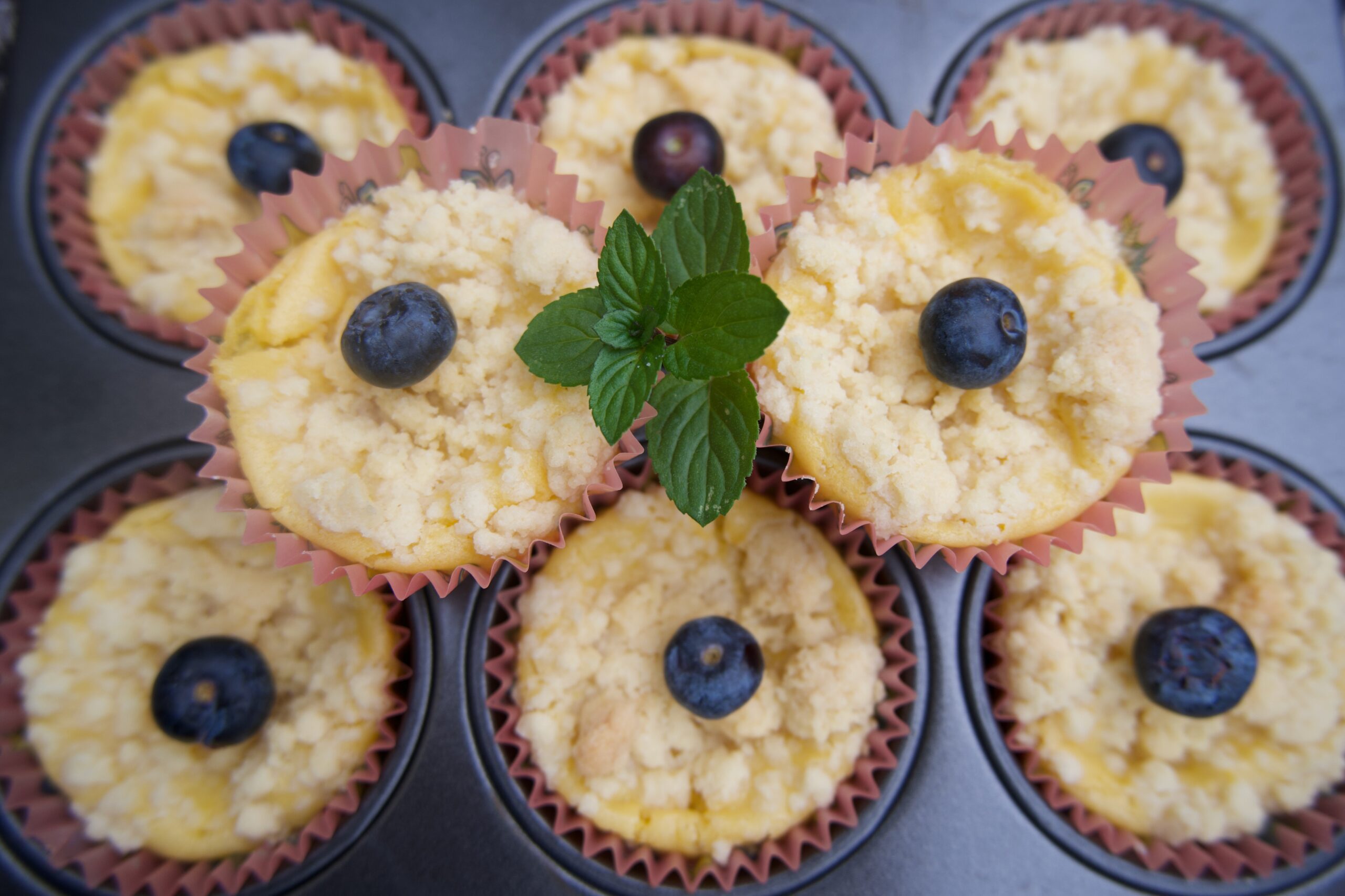 Käsekuchen-Muffins mit Streuseln (Vegan) - Kathy&amp;#39;s Green Kitchen