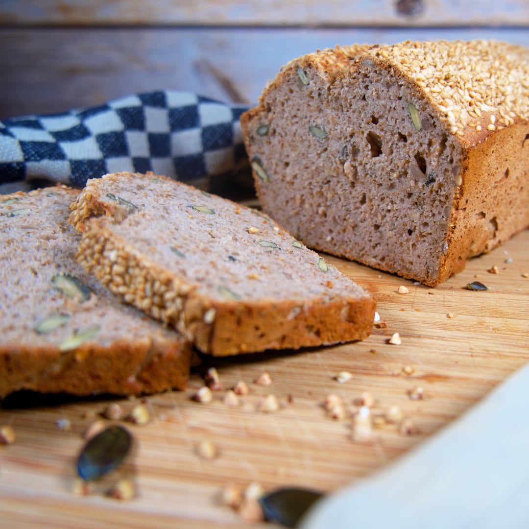 Buchweizenbrot mit Chiasamen - Kathy&amp;#39;s Green Kitchen